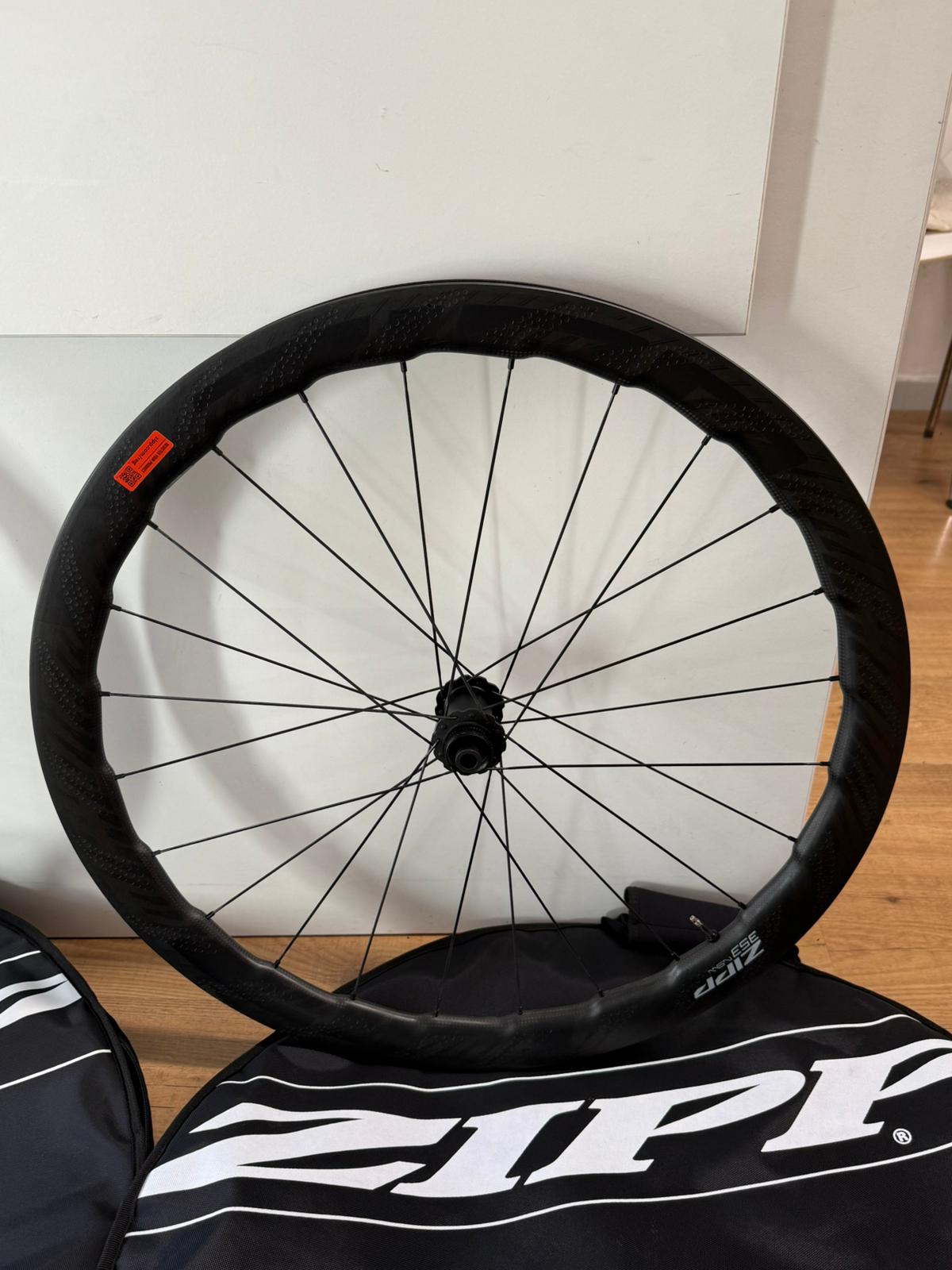Roues sans crochet Zipp 353 NSW - DÉMO