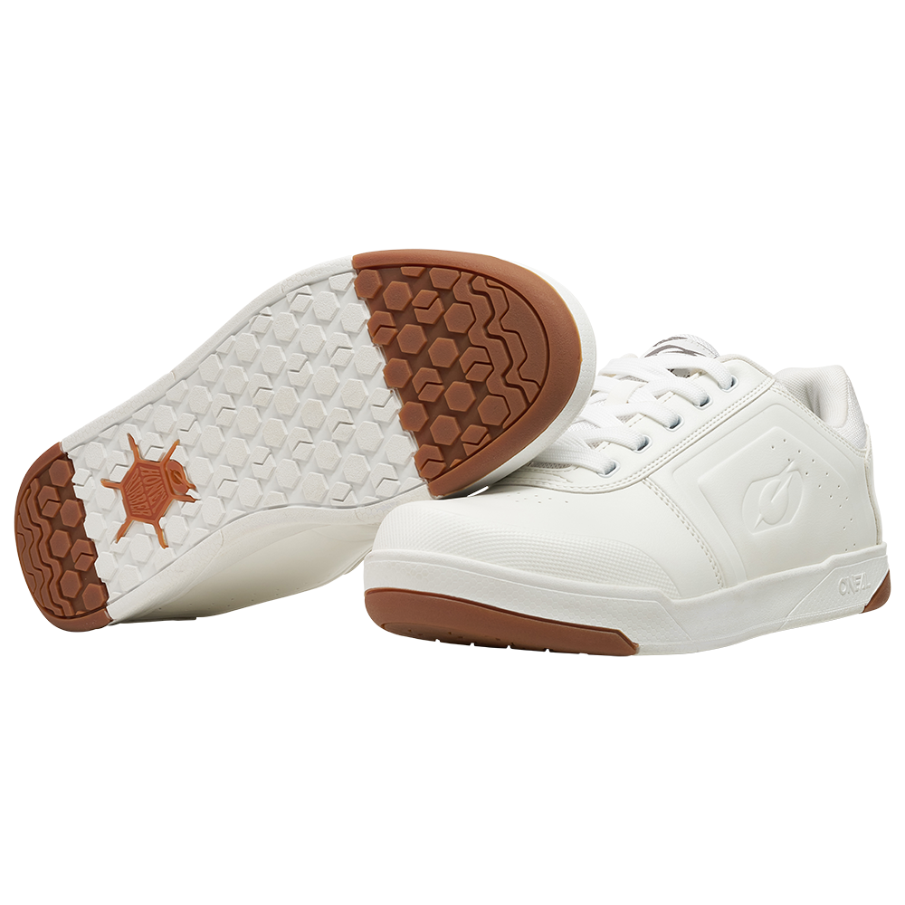 O'Neal cubrió los zapatos planos v.25