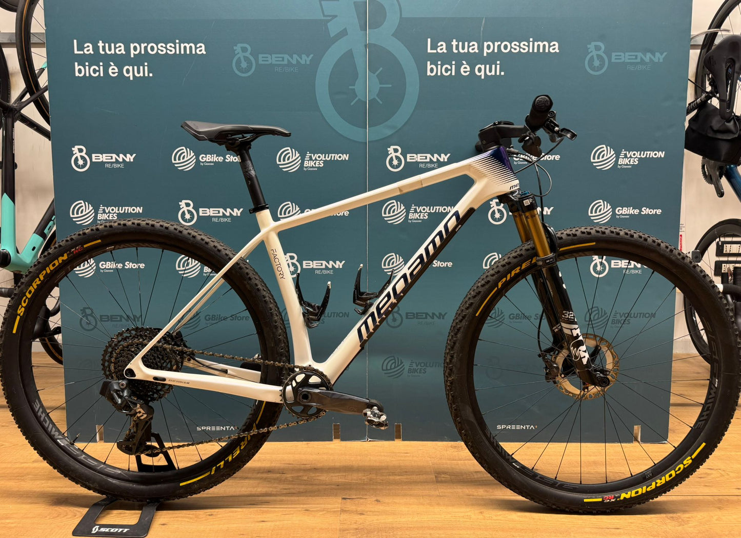 Rozmiar fabryczny Megamo AXS L - Używany