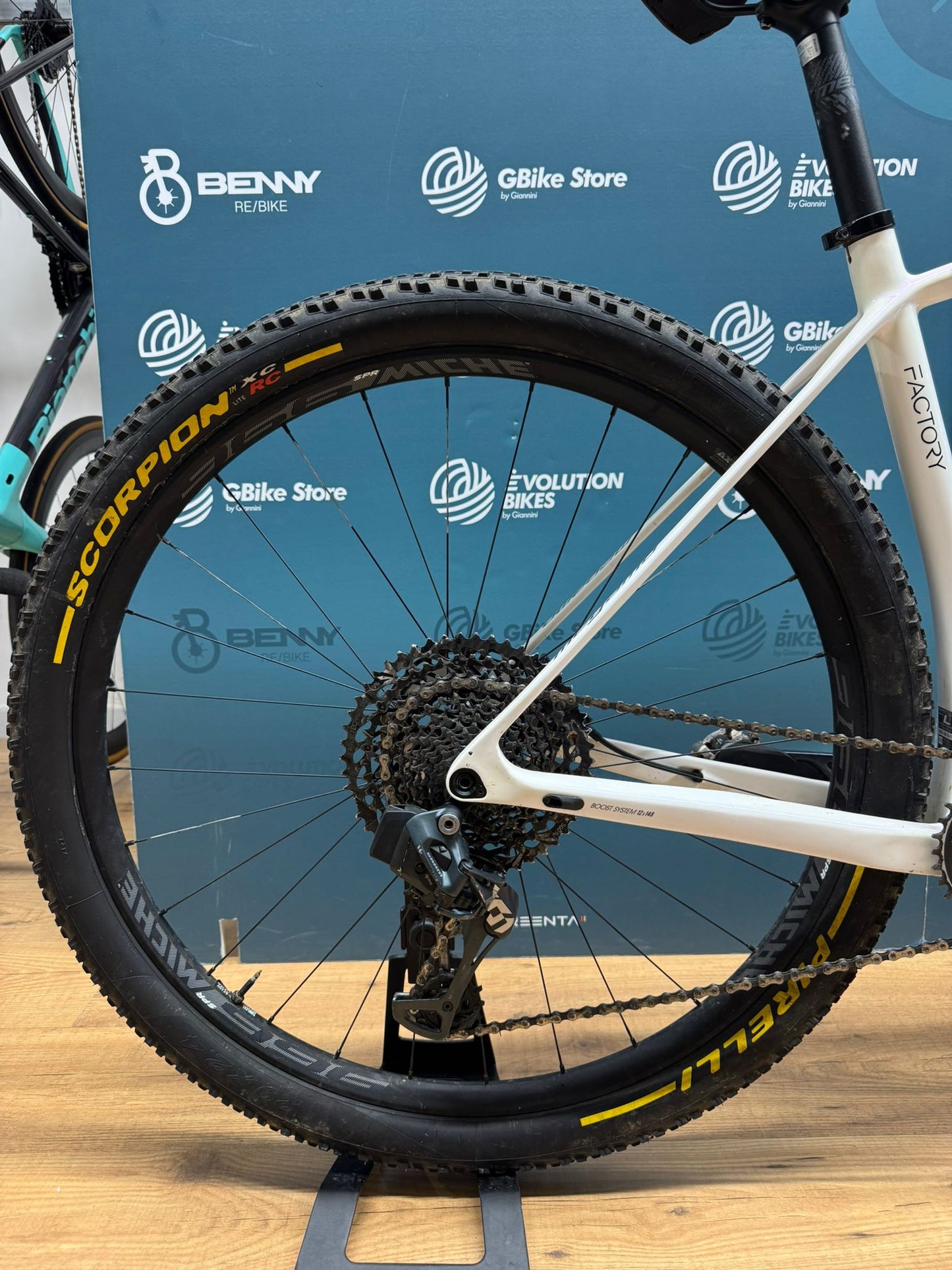 Rozmiar fabryczny Megamo AXS L - Używany