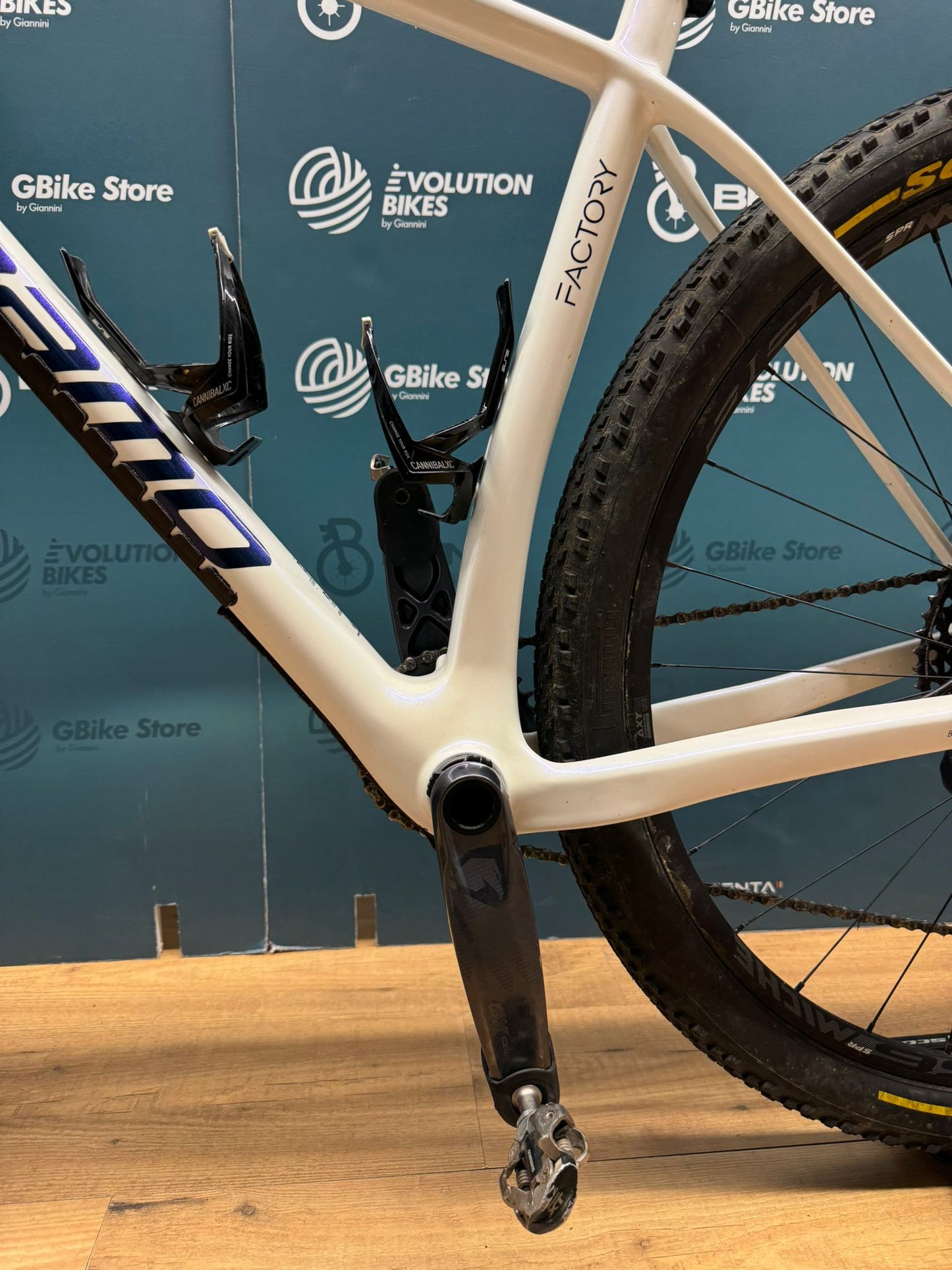 Rozmiar fabryczny Megamo AXS L - Używany